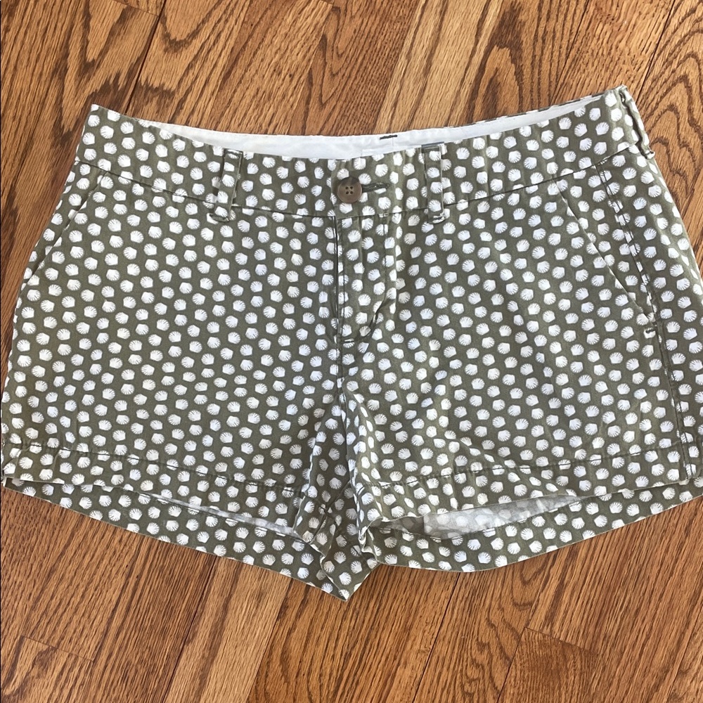 Old Navy Olive Green Chino Shorts with Clamshell/Seashell Print Size 4